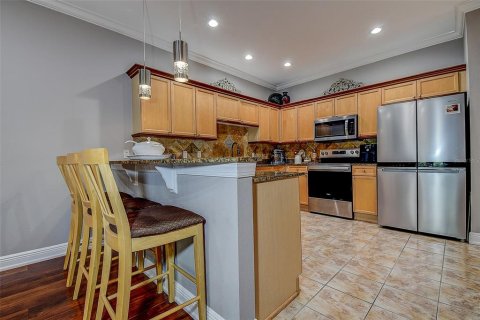 Townhouse in Saint Petersburg, Florida 3 bedrooms, 184.88 sq.m. № 2150667 - photo 10