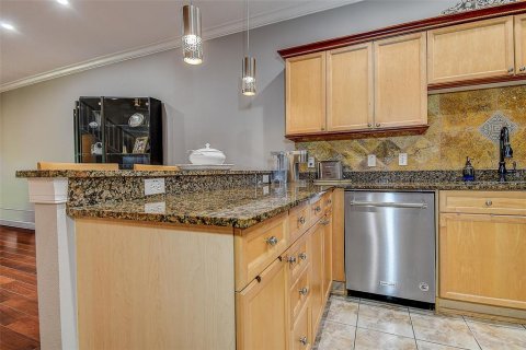 Townhouse in Saint Petersburg, Florida 3 bedrooms, 184.88 sq.m. № 2150667 - photo 11