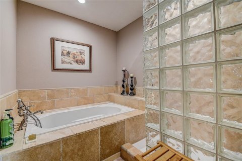 Townhouse in Saint Petersburg, Florida 3 bedrooms, 184.88 sq.m. № 2150667 - photo 24