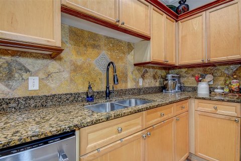 Townhouse in Saint Petersburg, Florida 3 bedrooms, 184.88 sq.m. № 2150667 - photo 13