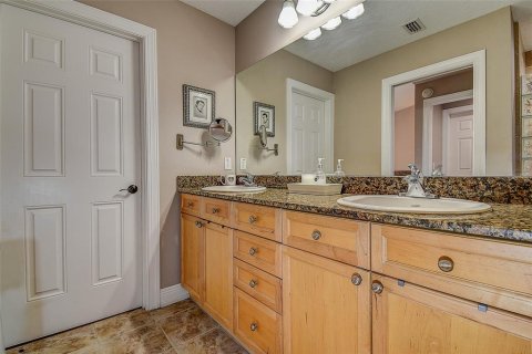 Townhouse in Saint Petersburg, Florida 3 bedrooms, 184.88 sq.m. № 2150667 - photo 22