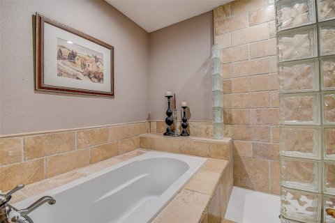 Townhouse in Saint Petersburg, Florida 3 bedrooms, 184.88 sq.m. № 2150667 - photo 23