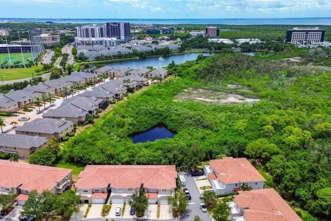 Townhouse in Saint Petersburg, Florida 3 bedrooms, 184.88 sq.m. № 2150667 - photo 2
