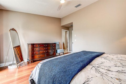 Townhouse in Saint Petersburg, Florida 3 bedrooms, 184.88 sq.m. № 2150667 - photo 19