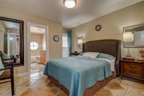 Townhouse in Saint Petersburg, Florida 3 bedrooms, 184.88 sq.m. № 2150667 - photo 25