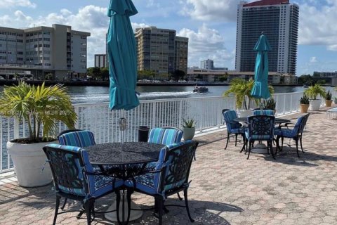 Condo in Hallandale Beach, Florida, 2 bedrooms  № 1811257 - photo 13