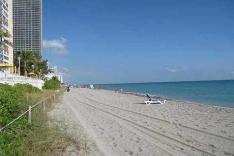Condo in Hallandale Beach, Florida, 2 bedrooms  № 1811257 - photo 12