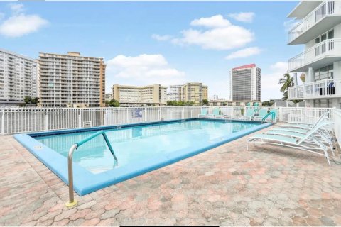 Condo in Hallandale Beach, Florida, 2 bedrooms  № 1811257 - photo 6