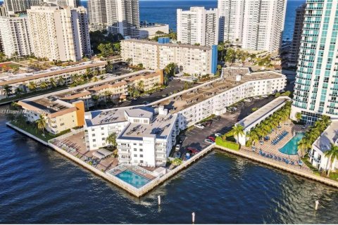 Condo in Hallandale Beach, Florida, 2 bedrooms  № 1811257 - photo 8