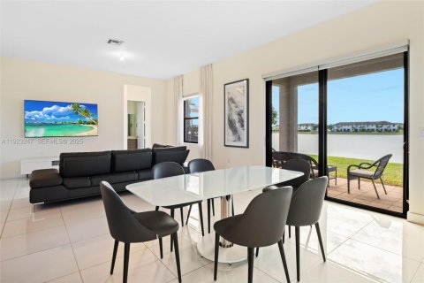 Villa ou maison à louer à Miami Lakes, Floride: 4 chambres, 264.49 m2 № 1976919 - photo 8