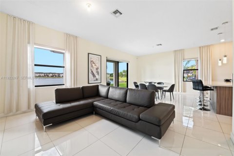 Villa ou maison à louer à Miami Lakes, Floride: 4 chambres, 264.49 m2 № 1976919 - photo 10