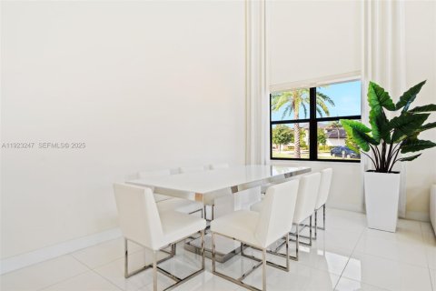 Villa ou maison à louer à Miami Lakes, Floride: 4 chambres, 264.49 m2 № 1976919 - photo 5