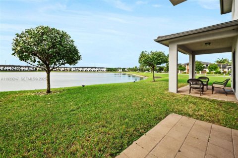 Villa ou maison à louer à Miami Lakes, Floride: 4 chambres, 264.49 m2 № 1976919 - photo 22