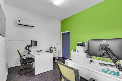 Propiedad comercial en venta en Medley, Florida № 1871887 - foto 5