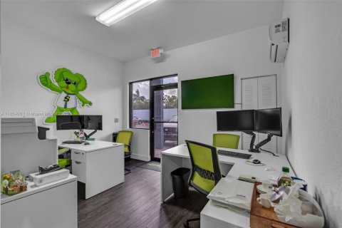 Propiedad comercial en venta en Medley, Florida № 1871887 - foto 7