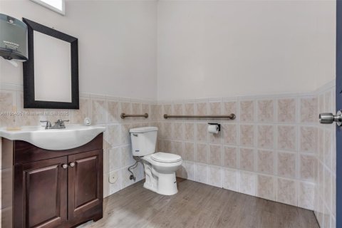 Propiedad comercial en venta en Medley, Florida № 1871887 - foto 17