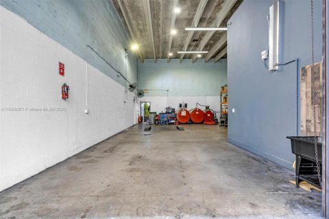 Propiedad comercial en venta en Medley, Florida № 1871887 - foto 11