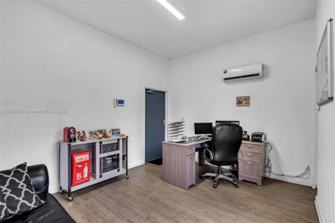 Propiedad comercial en venta en Medley, Florida № 1871887 - foto 9
