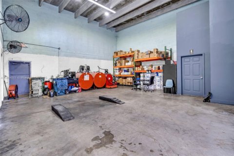 Propiedad comercial en venta en Medley, Florida № 1871887 - foto 12