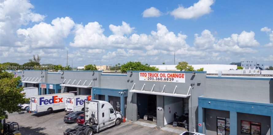 Propiedad comercial en Medley, Florida № 1871887