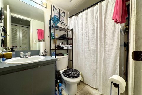 Condo in Hialeah, Florida, 2 bedrooms № 1874160 - photo 8