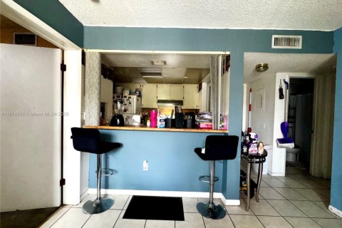 Condo in Hialeah, Florida, 2 bedrooms № 1874160 - photo 4