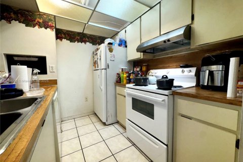 Condo in Hialeah, Florida, 2 bedrooms № 1874160 - photo 5