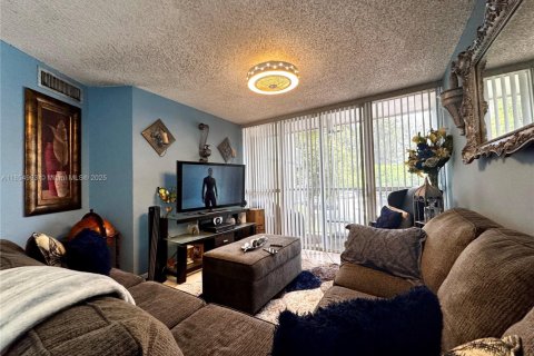 Condo in Hialeah, Florida, 2 bedrooms № 1874160 - photo 3