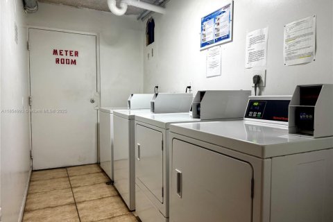 Condo in Hialeah, Florida, 2 bedrooms № 1874160 - photo 12