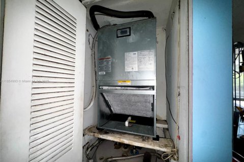 Condo in Hialeah, Florida, 2 bedrooms № 1874160 - photo 11