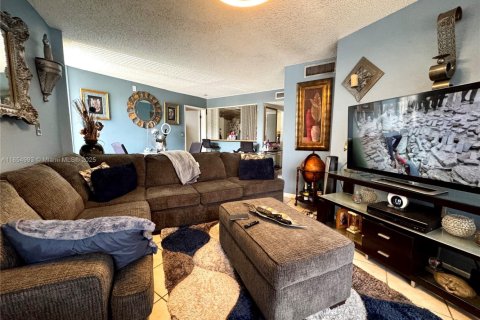 Condo in Hialeah, Florida, 2 bedrooms № 1874160 - photo 2