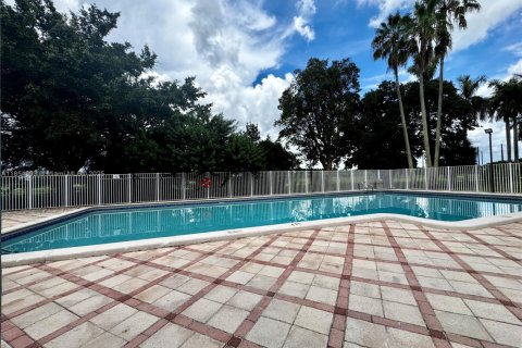 Condo in Hialeah, Florida, 2 bedrooms № 1874160 - photo 13