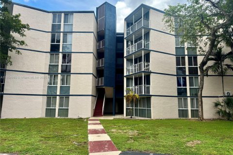 Condo in Hialeah, Florida, 2 bedrooms № 1874160 - photo 1