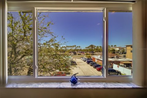 Condo in Redington Shores, Florida, 3 bedrooms  № 2206373 - photo 18