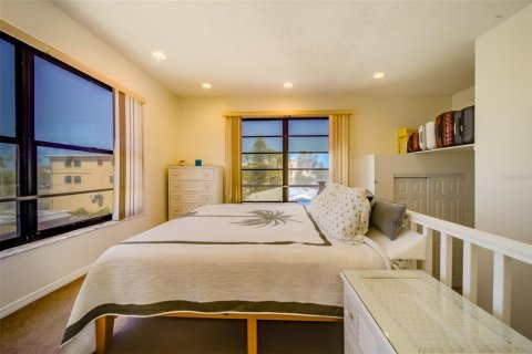 Condo in Redington Shores, Florida, 3 bedrooms  № 2206373 - photo 30