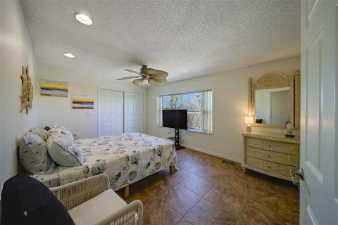 Condo in Redington Shores, Florida, 3 bedrooms  № 2206373 - photo 19