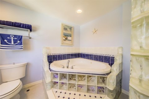 Condo in Redington Shores, Florida, 3 bedrooms  № 2206373 - photo 26
