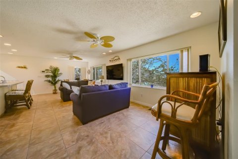 Condo in Redington Shores, Florida, 3 bedrooms  № 2206373 - photo 17
