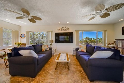 Condo in Redington Shores, Florida, 3 bedrooms  № 2206373 - photo 15