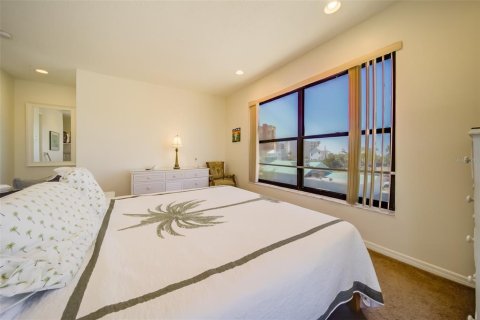 Condo in Redington Shores, Florida, 3 bedrooms  № 2206373 - photo 28
