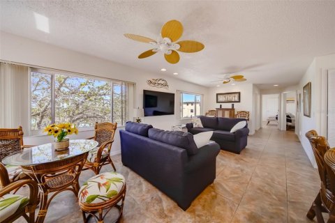 Condo in Redington Shores, Florida, 3 bedrooms  № 2206373 - photo 16