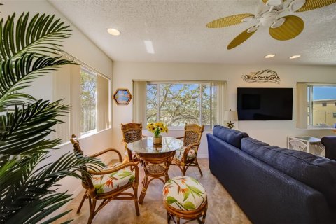 Condo in Redington Shores, Florida, 3 bedrooms  № 2206373 - photo 14