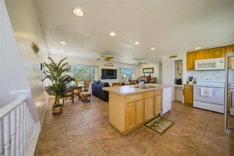 Condo in Redington Shores, Florida, 3 bedrooms  № 2206373 - photo 6