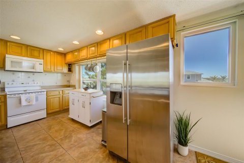 Condo in Redington Shores, Florida, 3 bedrooms  № 2206373 - photo 13