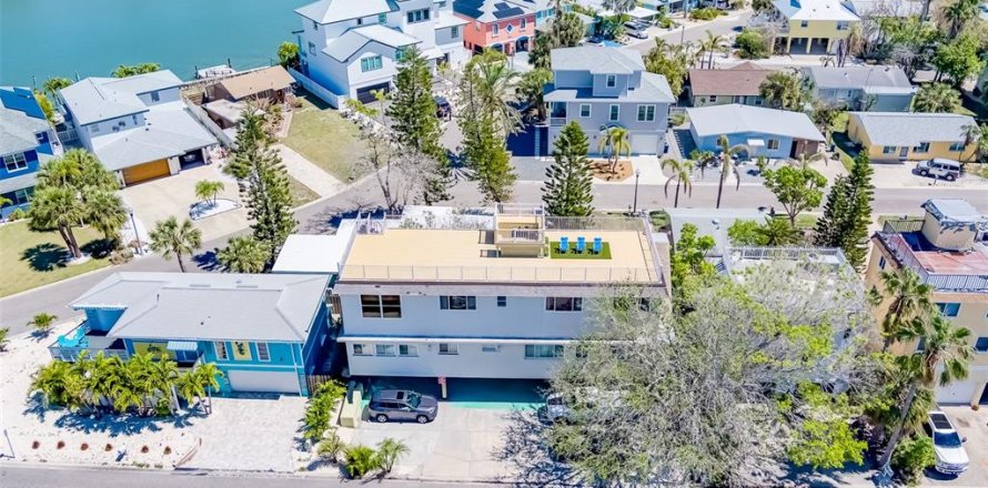 Condo in Redington Shores, Florida, 3 bedrooms  № 2206373