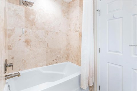 Condo in Orlando, Florida, 1 bedroom  № 2215302 - photo 13