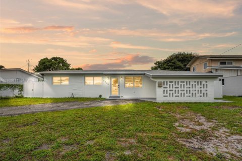 Купить виллу или дом в Холливуд, Флорида 3 спальни, 106.28м2, № 1988675 - фото 1
