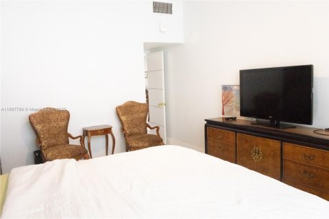 Condo in Miami Beach, Florida, 1 bedroom  № 2018457 - photo 12