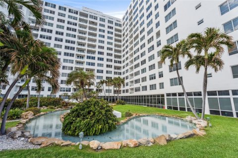 Condo in Miami Beach, Florida, 1 bedroom  № 2018457 - photo 20