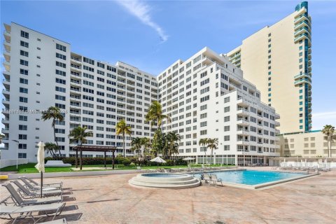 Condo in Miami Beach, Florida, 1 bedroom  № 2018457 - photo 21